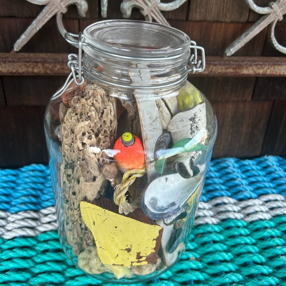 Large Italian Glass Jar Filled with Montauk Beach Finds. Driftwood, buoy pieces - Picture 4 of 11